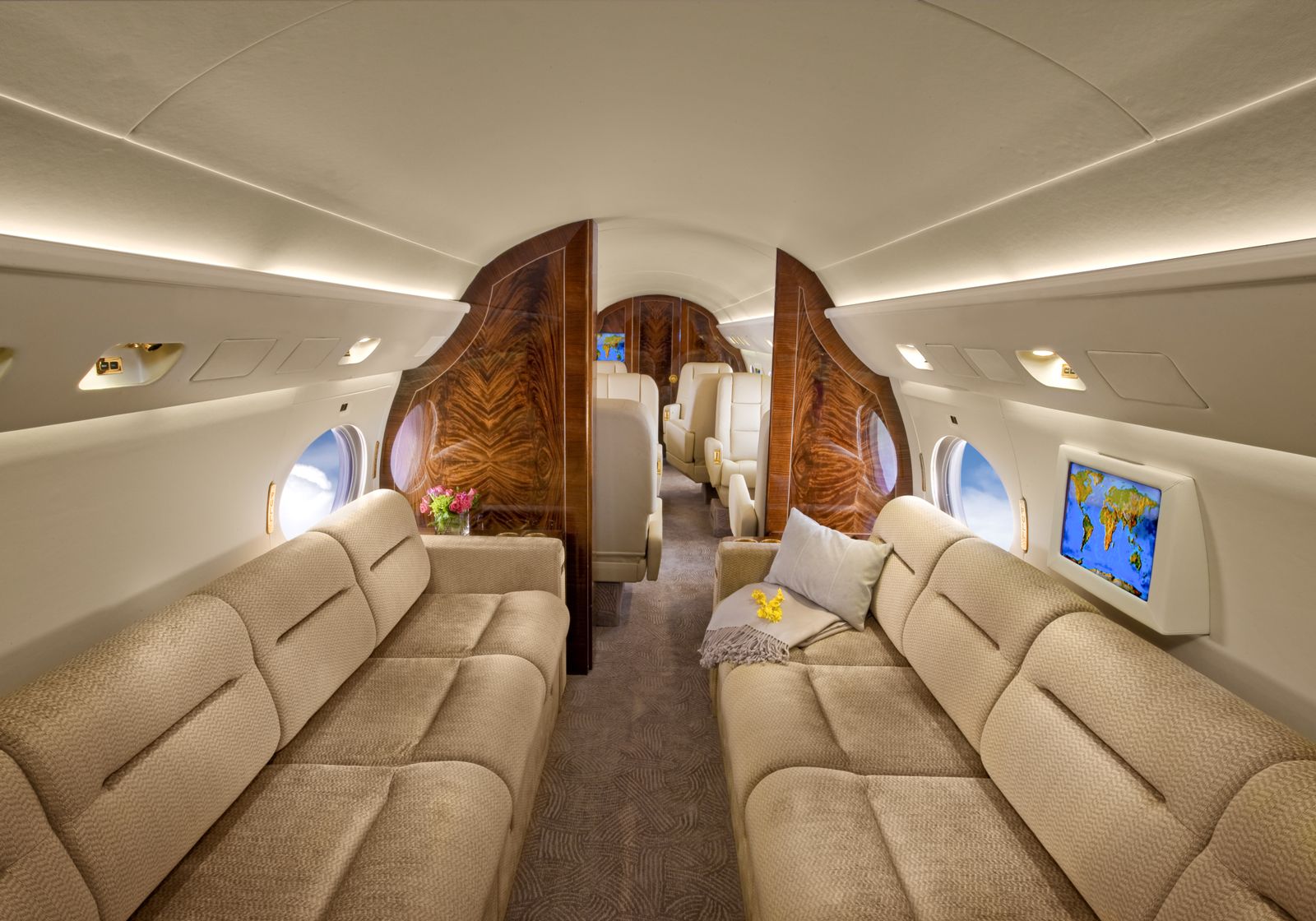 Gulfstream GIV  S/N 1114 for sale | gallery image: /userfiles/images/GIV_SN1114/trans-exec-g4-n763db-27.jpg