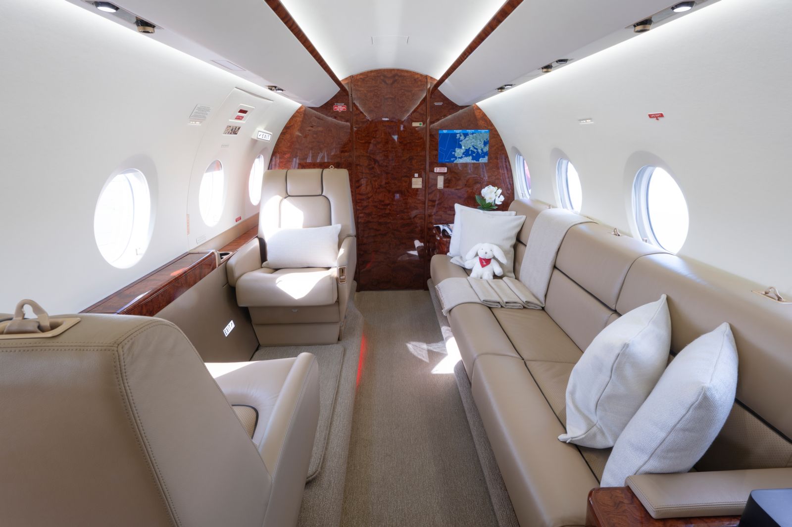 Gulfstream G280  S/N 2039 for sale | gallery image: /userfiles/files/097%20oe-hag%20%2005%2011%20tg%2022.jpg