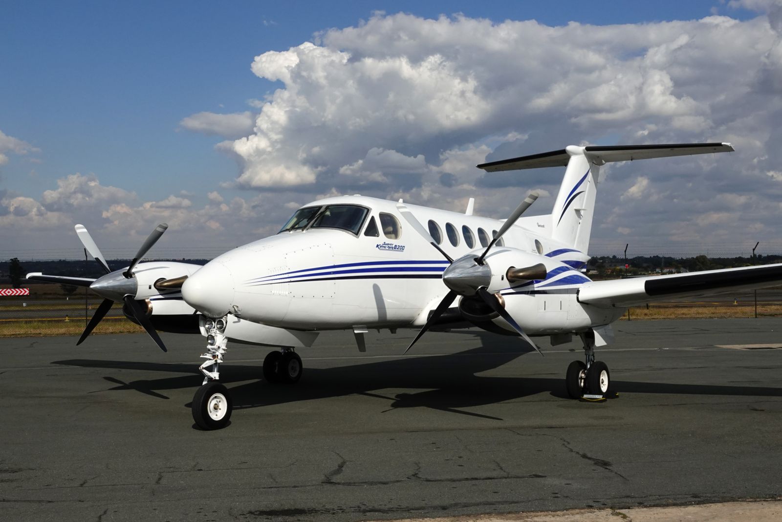Beech King Air B200 gallery image /userfiles/files/bb1476%20exterior%20angles%20props.jpg
