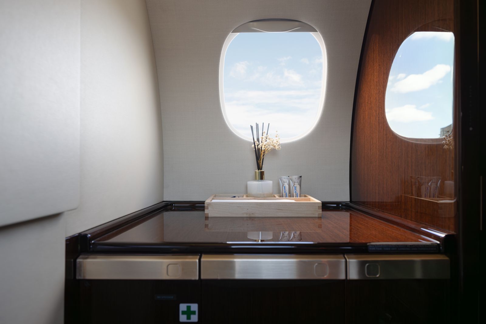 Embraer Phenom 300-300E  S/N 50500197 for sale | gallery image: /userfiles/files/n31ss-p300-10.jpg