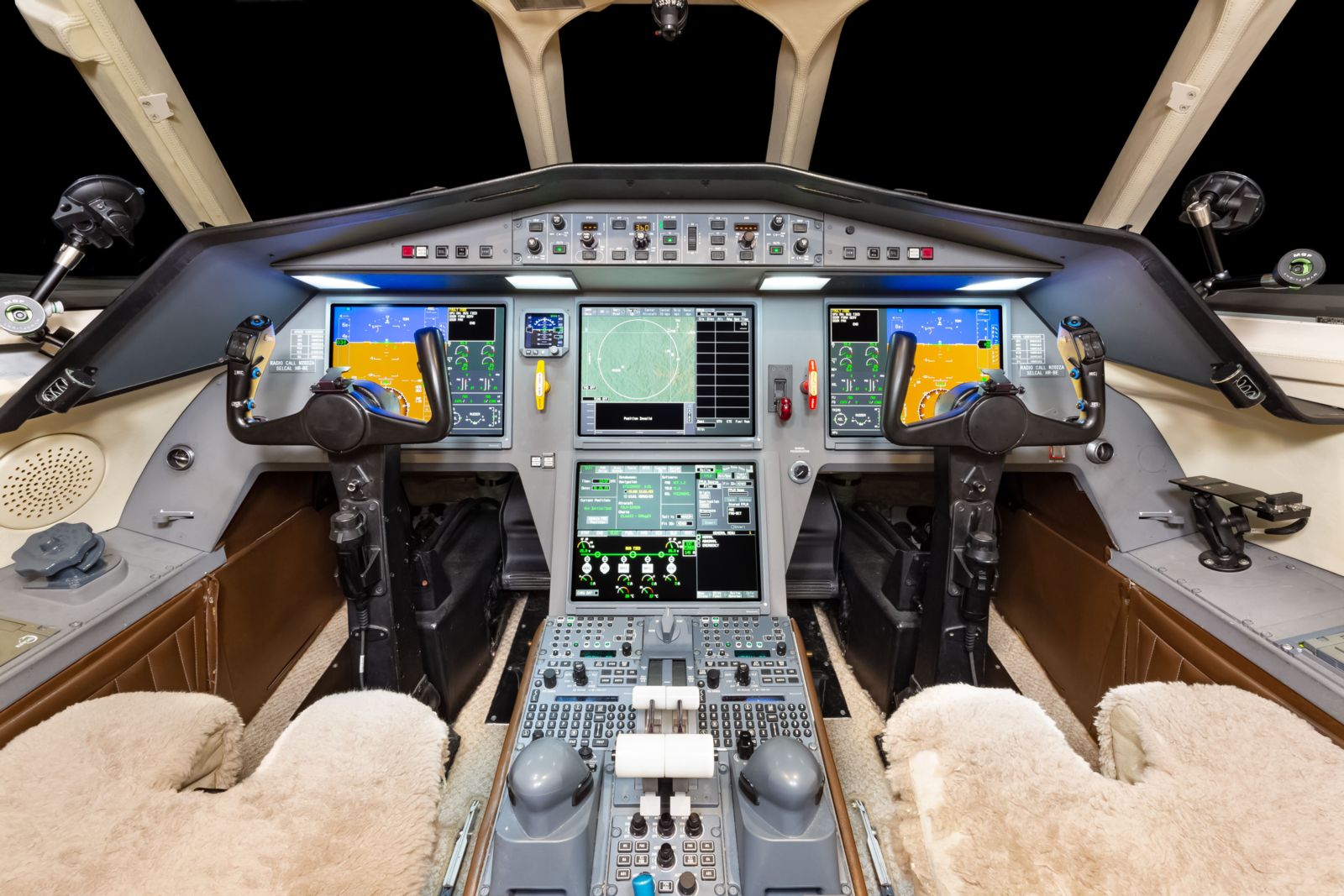 Dassault Falcon 2000LX  S/N 186 for sale | gallery image: /userfiles/files/specs/F2000LX/cockpit.jpeg