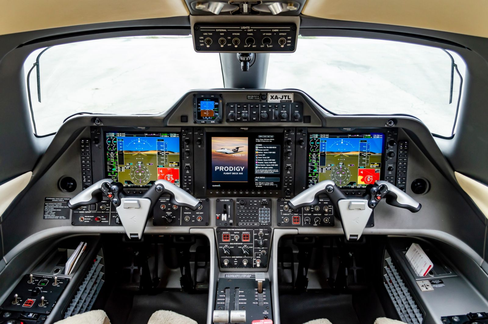 Embraer Phenom 100  S/N 50000313 for sale | gallery image: /userfiles/files/xajtl_lr_087_cockpit.jpg