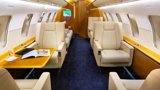 Bombardier CL 605  S/N 5727 for sale | gallery image: /userfiles/images/aircraft-listing/CL605_sn5727/fwd%20aft.jpg